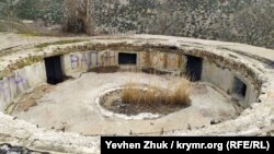 С поворотного круга батарейного орудия выдраны все металлические части