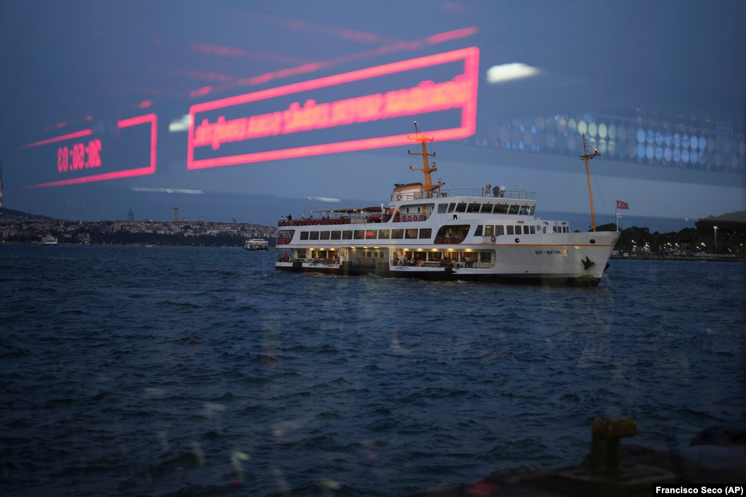 Një traget, i parë përmes një dritareje, duke lundruar nëpër Bosfor, më 13 qershor 2025.