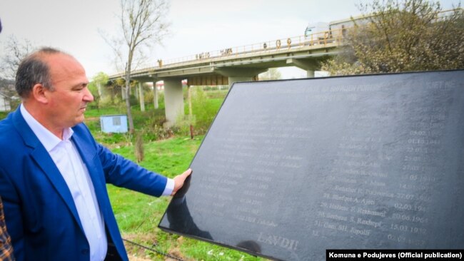 Kryetari i Podujevës Shpejtim Bulliqi gjatë ceremonisë së përurimit të pllakës.