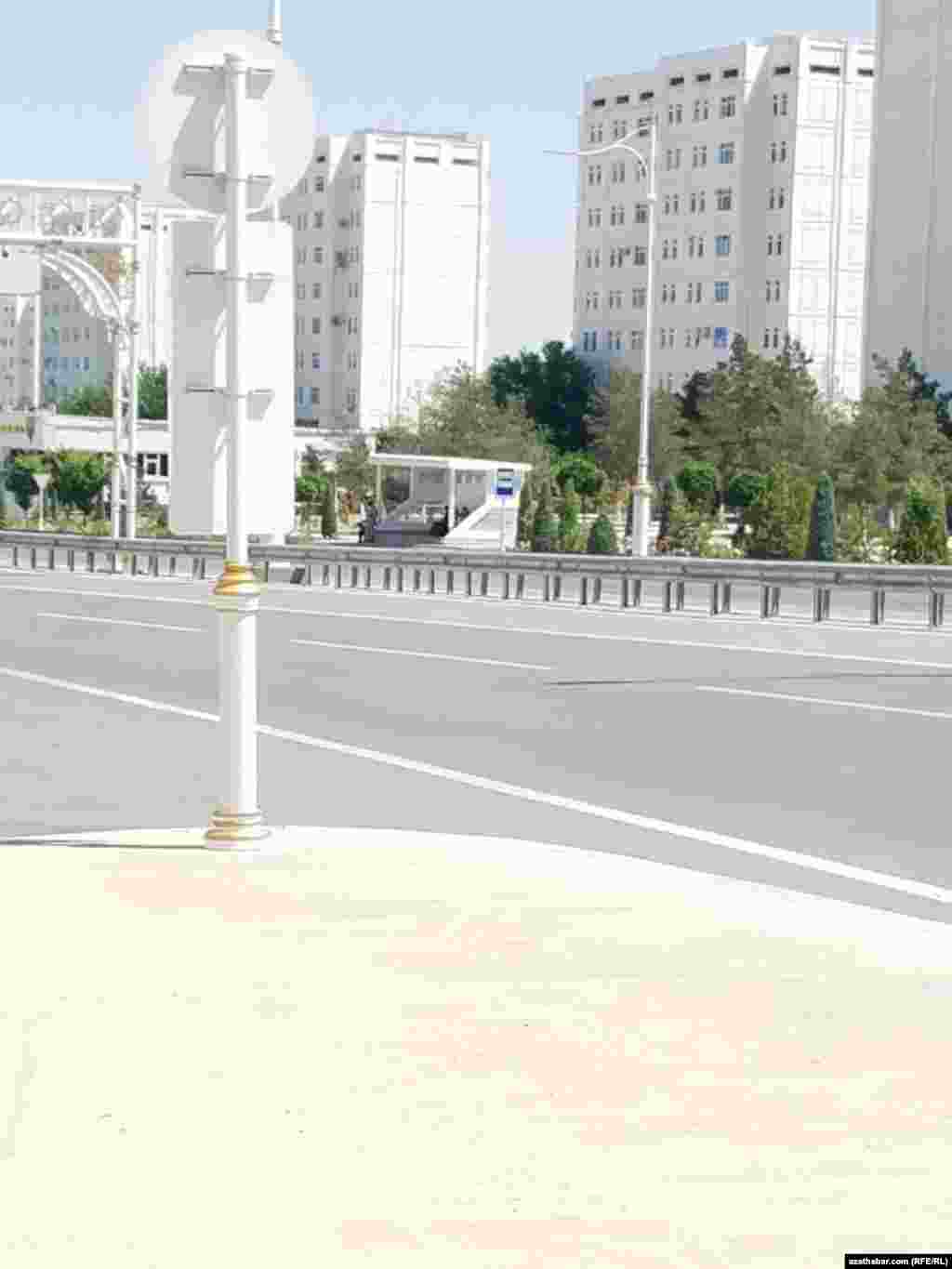 Улица Андалыпа зачастую пустует. Ашхабад, май, 2021.