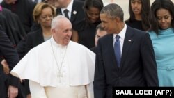 Barack Obama și Papa Francisc după aterizarea la baza militară din Maryland, 22 septembrie 2015