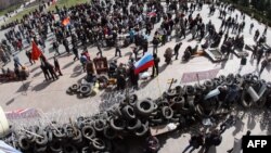 Проросійські активісти забарикадували будівлю СБУ в Донецьку, 7 квітня 2014 року