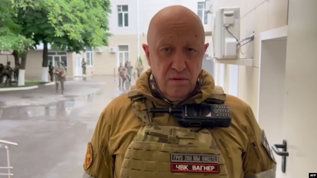 Một đoạn video lấy từ cảnh quay được đăng vào ngày 24 tháng 6 cho thấy Yevgeny Prigozhin đang phát biểu bên trong trụ sở của quân khu phía nam Nga ở thành phố Rostov-on-Don.