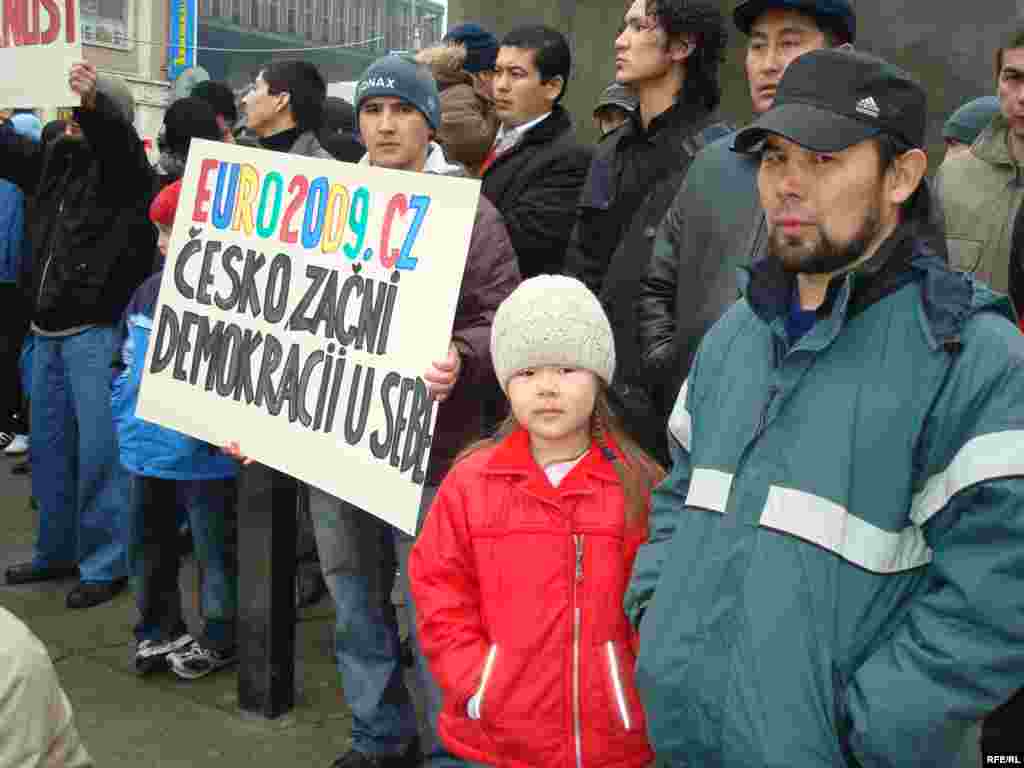 Отцы и дети - По словам митингующих, крайские суды и Высший административный суд в городе Брно усиленно способствуют политике миграционных служб по выдавливанию казахских беженцев из страны.