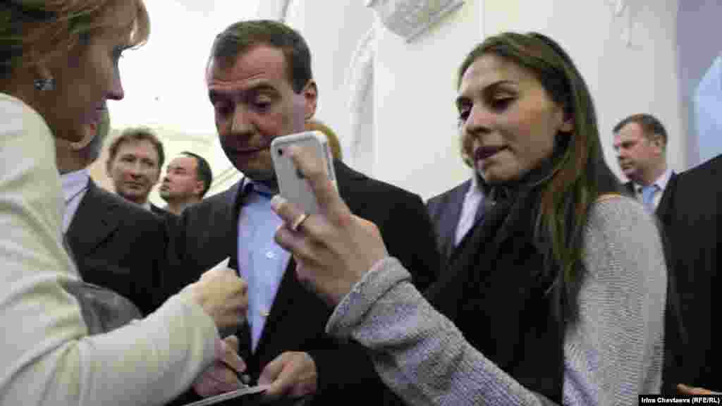 Дмитрий Медведев дает автограф