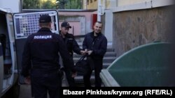 Российская полиция ведет арестованного фигуранта «дела Хизб ут-Тахрир», координатора «Крымской солидарности» Сервера Мустафаева