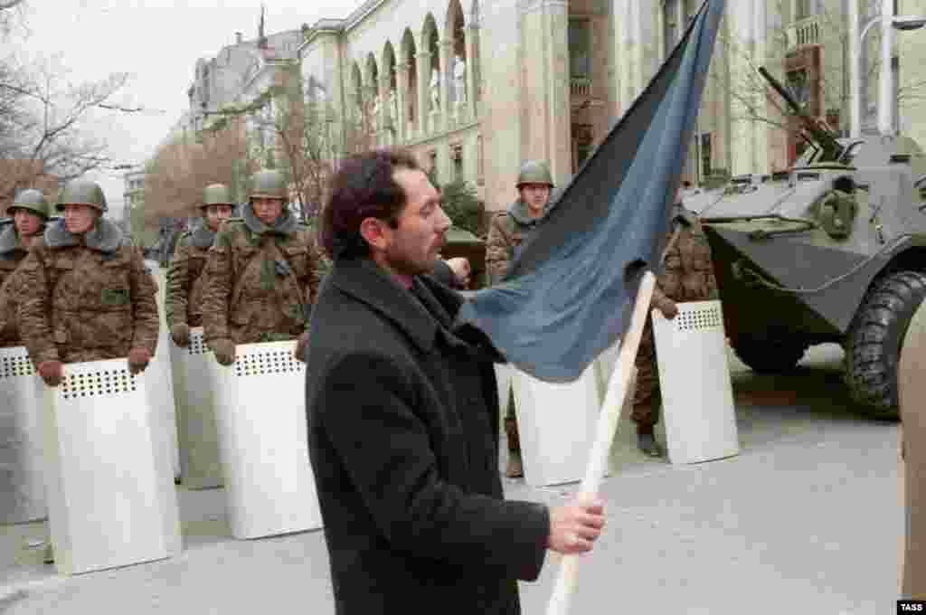 Сторонники движения за независимость встретили советские войска без оружия.