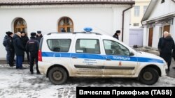 Полицейский автомобиль у храма Святителя Николая на Бакунинской улице, где мужчина ранил ножом двух прихожан.