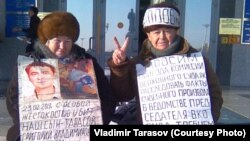 Супруги Тарасовы —76-летний Владимир и 71-летняя Валентина — проводят акцию протеста в виде «мокрой» голодовки на ступенях крыльца здания акимата Восточно-Казахстанской области. Усть-Каменогорск, 22 декабря 2017 года. (Фото предоставлено Азаттыку Владимиром Тарасовым). 