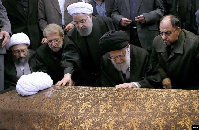 وحید حقانیان (راست) در کنار علی خامنه‌ای بر سر پیکر هاشمی رفسنجانی