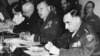 لوسیس کلای، ژنرال آمریکایی و معاون فرمانداری نظامی آلمان در یک کنفرانس مطبوعاتی در مقر فرمانداری نظامی آمریکا در برلین در اوت ۱۹۴۷.