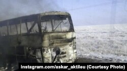 Сгоревший на трассе в Актюбинской области пассажирский автобус. Фото со страницы пользователя социальной сети Instagram @askar_aktileu.