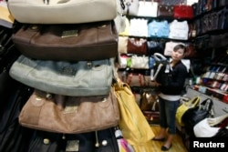 Поддельные брендовые сумки на рынке в Китае
