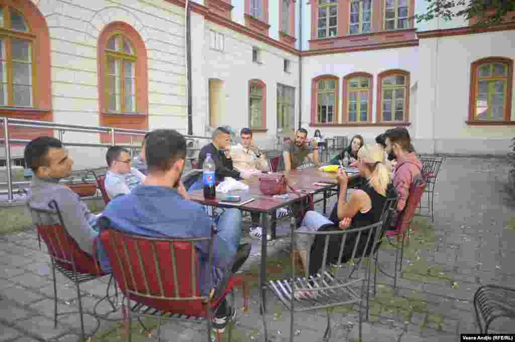 Grupa studenata koji učestvuju u blokadi u dvorištu Rektorata.&nbsp;