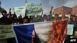 مظاهرهکنندههای اسلامگرای پاکستانی در حال آتش زدن بیرق فرانسه