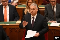 Виктор Орбан выступает в венгерском парламенте