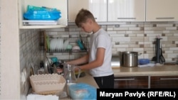 Сашко миє чашку