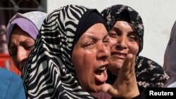 Članovi porodica u suzama na sahrani Palestinaca koje su, prema navodima ministarstva zdravstva Gaze, ubile izraelske snage blizu centra za distribuciju pomoći u centralnoj Gazi, u bolnici Al-Shifa, u Gazi, 10. juna 2025.