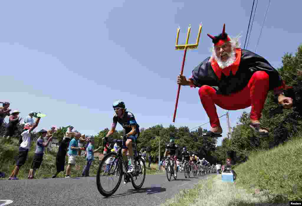 Francuska - Didi Senft, zaljubljenik biciklizma, poznatiji kao 'El Diablo' (Vrag), tijekom Tour de France, od Fougeresa do Toursa, 11. juli 2013. Foto: REUTERS / Eric Gaillarda 