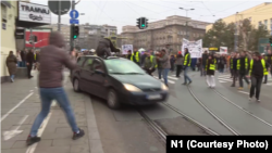 Nakon udarca, devojka je odletela na krov automobila. Nekoliko sekundi kasnije, ona je sa krova automobila pala na ulicu. 16. januar 2025.