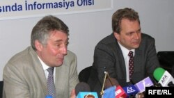 Həmməruzəçilər Toni Lloyd [solda] və Andreas Herkelin mətbuat konfransı, 2 noyabr 2006