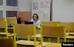 Учителька веде онлайн-урок у порожньому класі, Прага, 14 жовтня 2020 року
