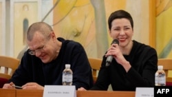 Мария Колесникова (оң жақта) мен Виктор Бабарико баспасөз мәслихатында отыр. Украина, 14 желтоқсан, 2025 жыл.