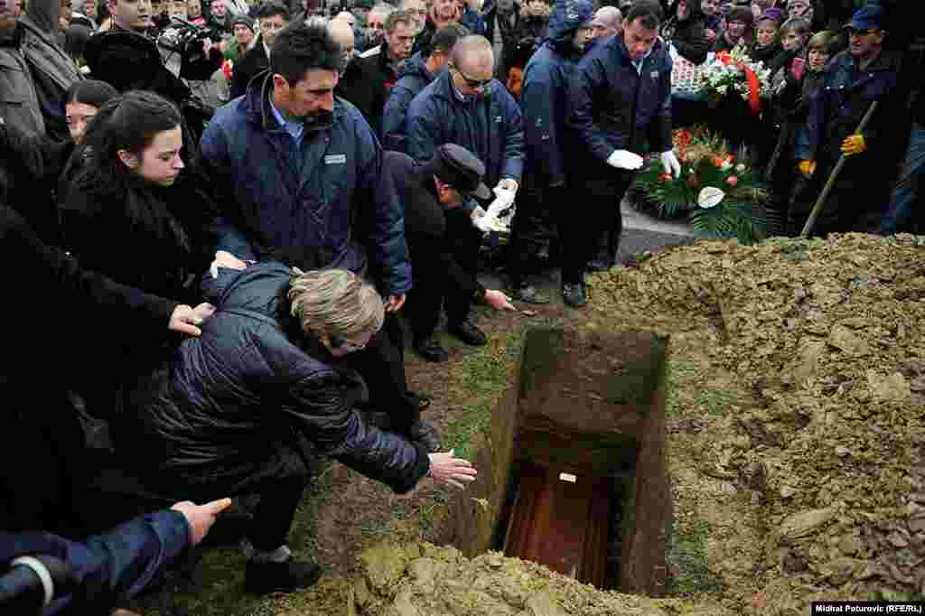 Bosnia and Herzegovina - Sarajevo - The funeral of Kemal Monteno in the Alley of the Greats at the Sarajevo cemetery Bare. During the rich career of singer released a total of 15 recordings, albums and the latest, 'What is life', came out two years ago. 2