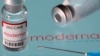 "Moderna coronavirus betegség (COVID-19) vakcina" feliratú injekciós üveg 2021. március 24-én