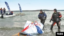 Divers recover a large fragment of a meteorite that exploded over Russia's Chelyabinsk region in February.