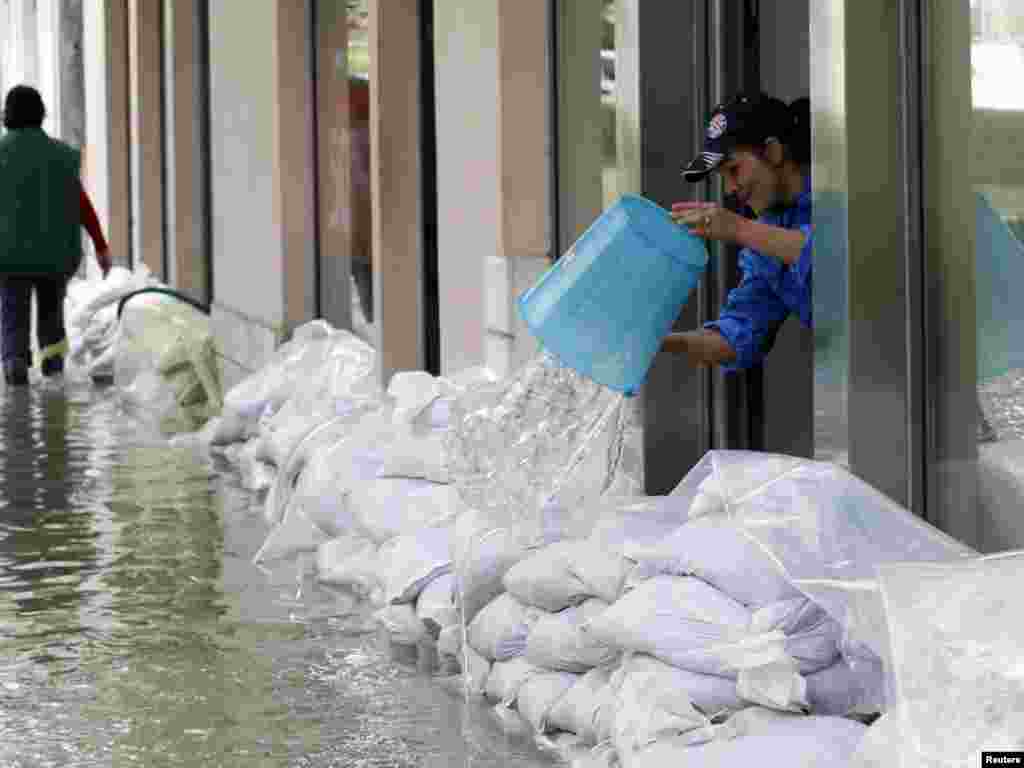 Hrvatska - Poplave na području grada Metković, 02.12.2010. Foto: Reuters / Nikola Šolić 