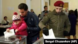 Голосування на одній з виборчих дільниць Києва (ілюстраційне фото)