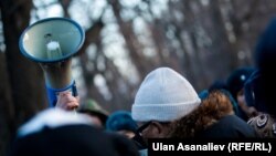 Митинг сторонников Текебаева возле здания ГКНБ Кыргызстана.