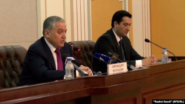 Министр иностранных дел Таджикистана Сирожиддин Мухриддинов (слева).