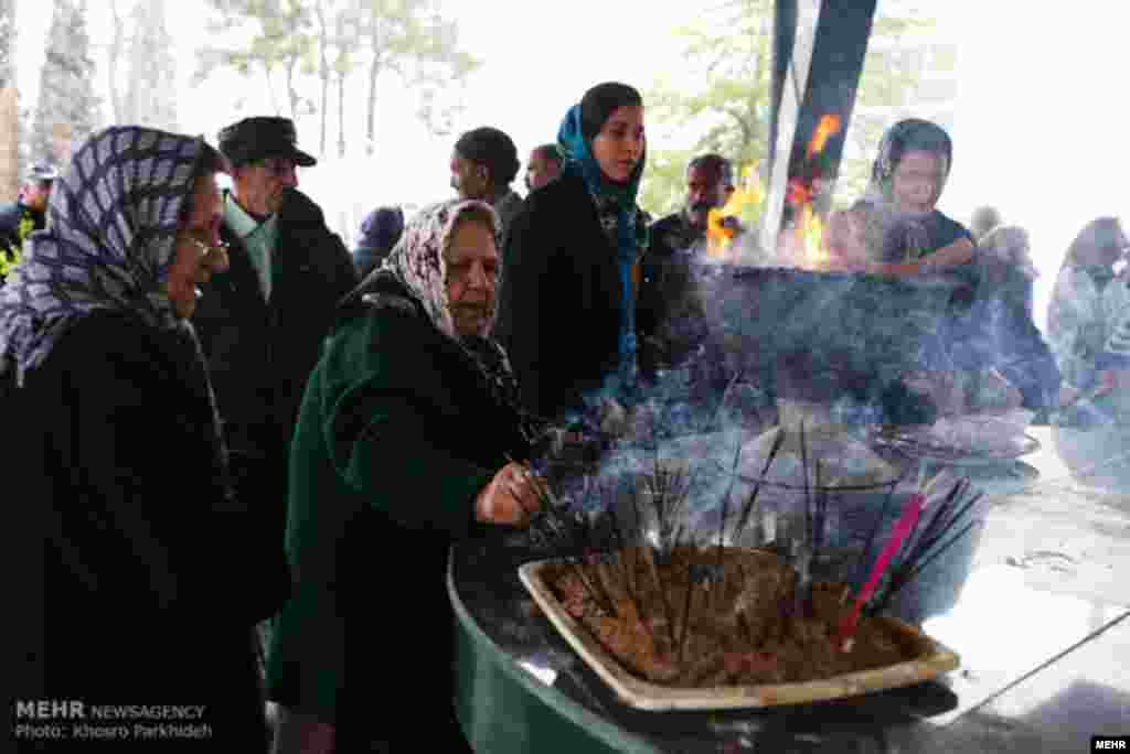 روز ششم از فروردین ماه در گاهشماری ایرانی زادروز زرتشت است که &laquo;خورداد&raquo; نام دارد و در این روز مراسم مختلفی به&zwnj;ویژه از سوی پارسیان هند برگزار می&zwnj;شود. پنجمین روز از ماه دی نیز &laquo;خورایزد&raquo; یا درگذشت این پیامبر قلمداد می&zwnj;شود. 