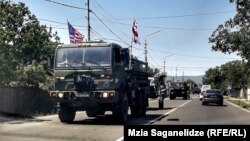 Американские военные грузовики на дорогах Грузии