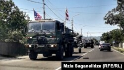 Колонна американской бронетехники направляется в Вазиани, Грузия.