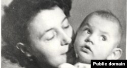 Супруга Джорджа Оруэлла Эйлин с пасынком Ричардом, 1944 год