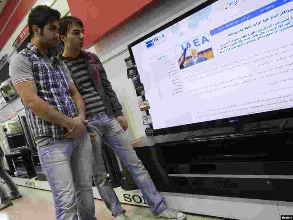 На телевизор во излог за електронска опрема во Техеран вести на интернет страницата на иранската државна новинска агенција 10.11.2011.