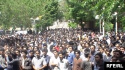 تجمع دانشجویان دانشگاه امير کبير در اعتراض به توزیع نشریاتی که گفته می شود به رهبر ایران توهین کرده اند.
