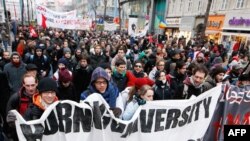 Austria -- Some 10.000 students protest on the eve of a congress which brings European Minister for education together to discuss the future of the Bologna Process, Vienna, 11Mar2010