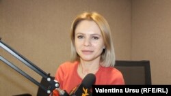 Daniela Șerban în studioul Europei Libere de la Chișinău 