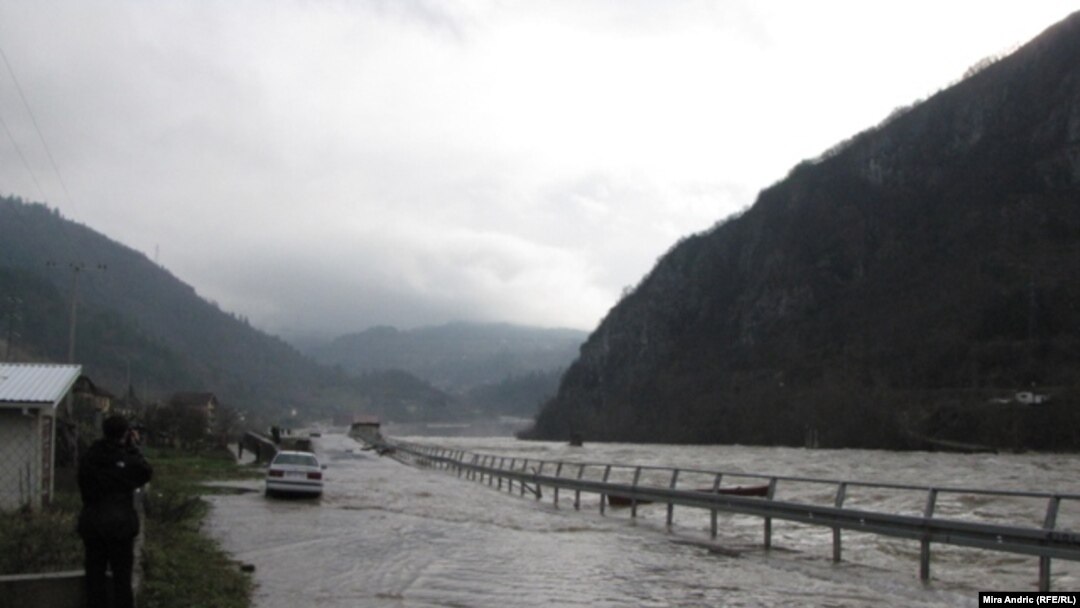 Drina poplavila saobraćajnicu