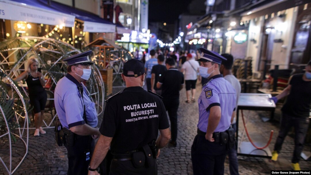 Poliști care verifică respectarea măsurilor anti-Covid în Centrul Vechi din București
