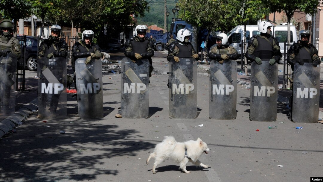Polish KFOR members guard a municipal office in Zvecan in northern Kosovo on May 30. 