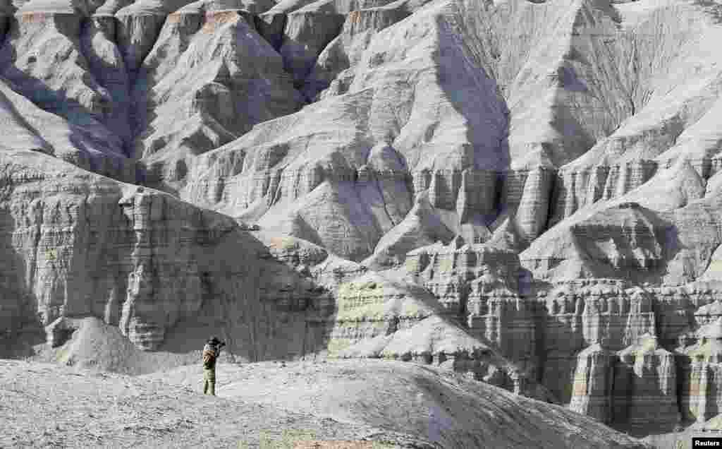 Фотограф делает снимки у горного хребта Актау в национальном парке &quot;Алтын-Эмель&quot;.
