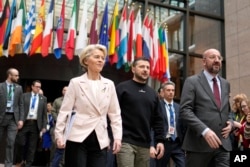 Глава Европейской комиссии Урсула фон дер Ляйен, президент Украины Владимир Зеленский и глава Евросовета Шарль Мишель на саммите ЕС в Брюсселе, 9 февраля 2023 года
