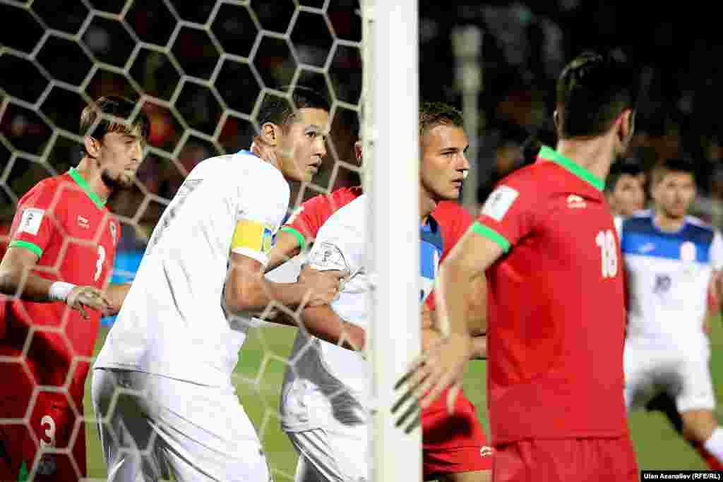 Капитан сборной команды Азамат Байматов своей игрой изматывал защитников таджикской команды.&nbsp;