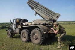 Soldat ucrainean manevrând un lansator de rachete pe linia frontului din Donețk, la 3 iunie 2025.
