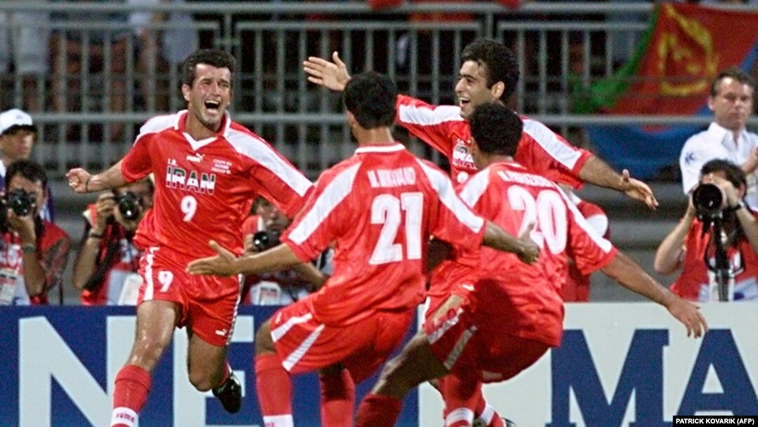 شادی حمید استیلی پس از گل زدن به تیم ملی آمریکا در جام جهانی ۱۹۹۸